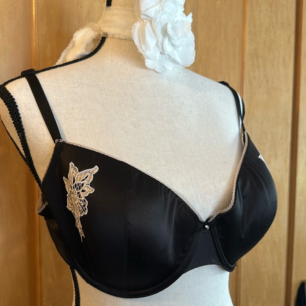 💌 Adore Me black satin with cream appliqué underwire bra 38D STUNNING 😍